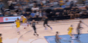 狄龙布鲁克斯逮谁咬谁

湖人与灰熊二番战
詹姆斯连续得分
迫近分差
灰熊大好局势