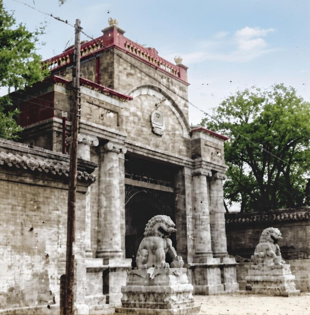 这张照片是新中国成立初期，位于北京外交部街31号的外交部东大门
这座大门所在的建