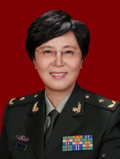 1988年，23岁的清华女研究生在火车上对一个35岁的男人一见钟情。女孩父母强烈