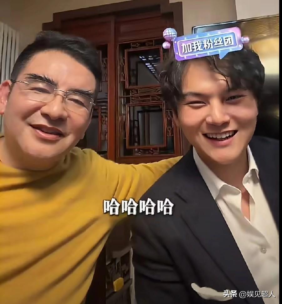 陈光标和儿子一起直播聊天，全程氛围特别轻松自然。他儿子今年23岁，现在是哥伦比亚