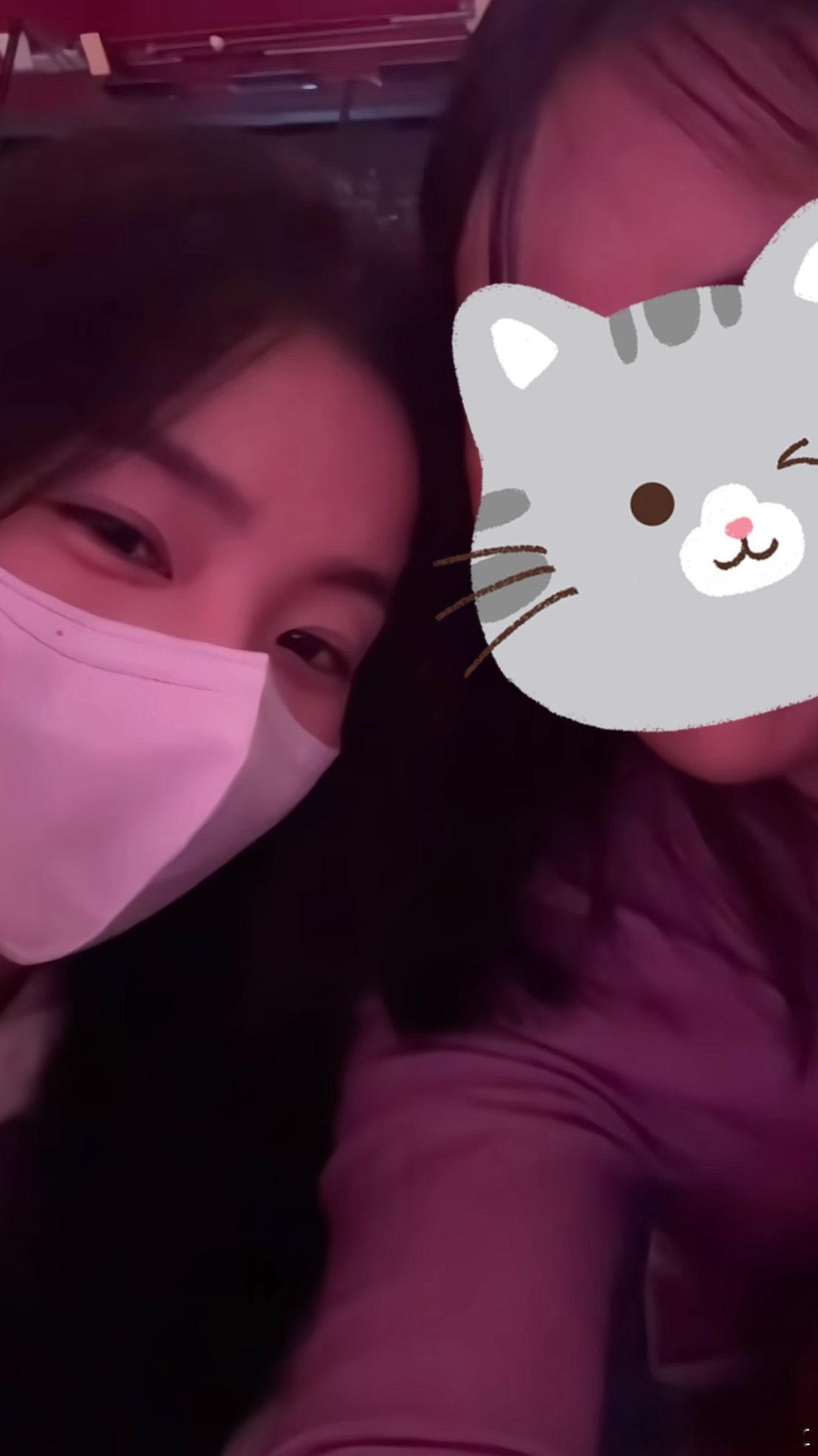 我去！网友在张艺兴演唱会碰到了裴珠泫还拍了闺蜜照[捂嘴哭]这还是中文吗？ ​​​