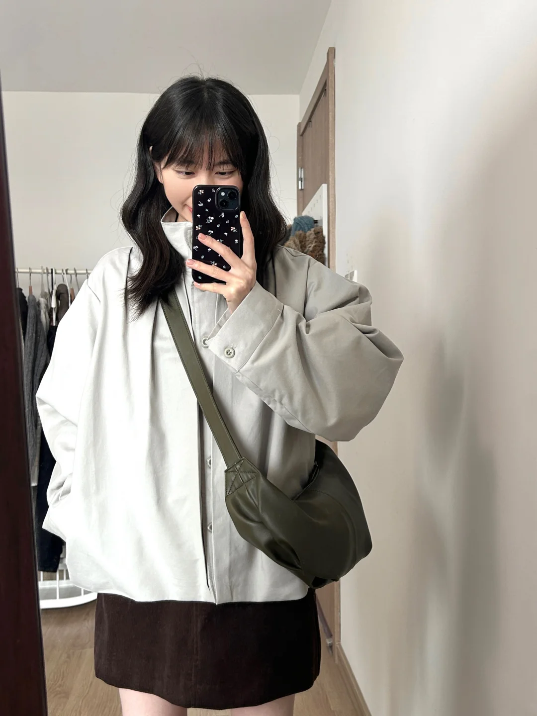 看起来是个韩系复古女孩～