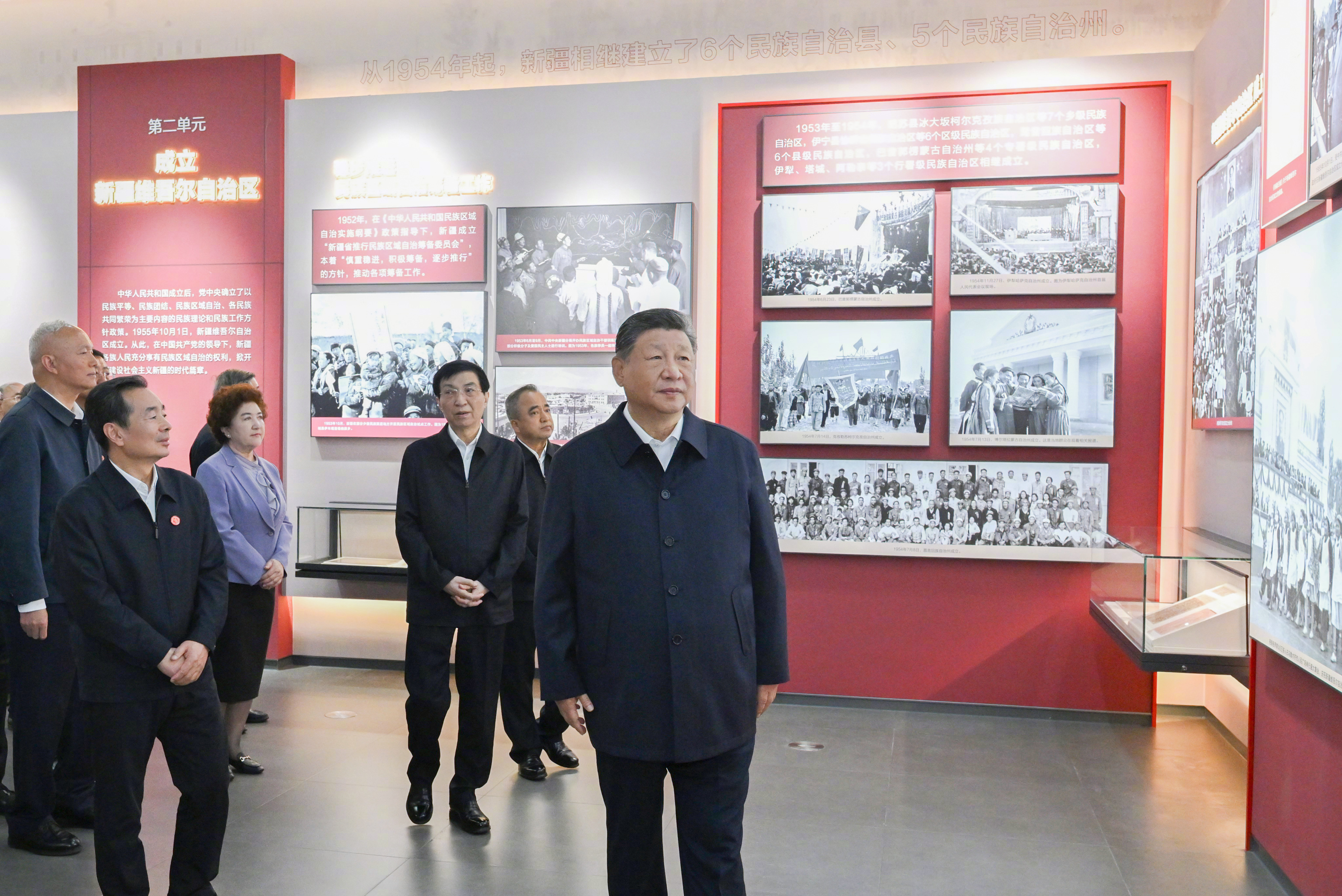 【#习近平参观新疆维吾尔自治区成立70周年主题成就展#】24日上午，习近平总书记