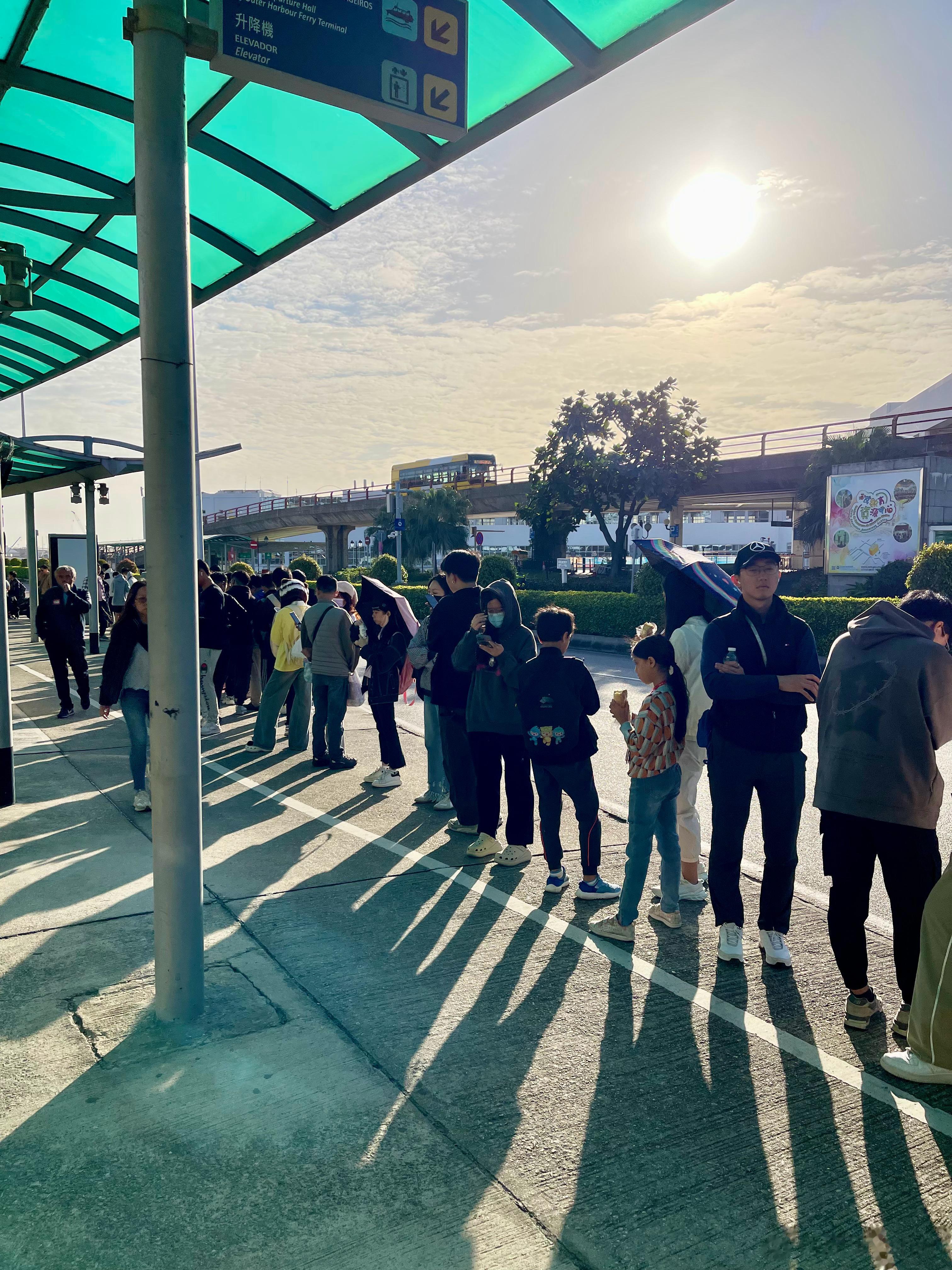 这么长的队，都是为了买的模型和衣服[坏笑] ​​​