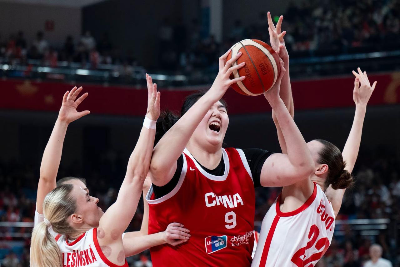 我认为山东女篮最大问题不是主教练

而是缺少一个真正的控卫，即一个为山东女篮发起