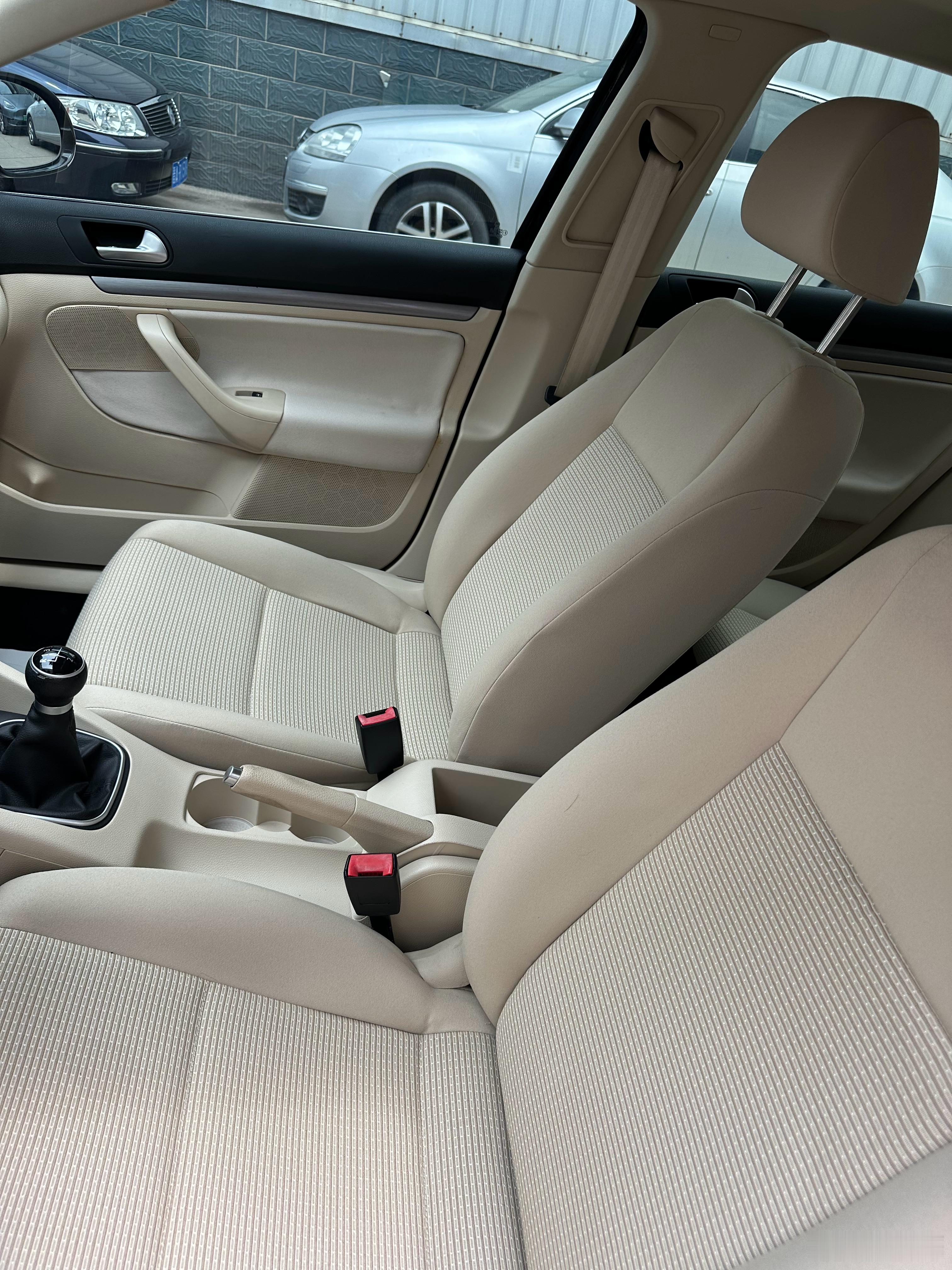 2万公里的孤品大众速腾图1-2为7月份图3-4为现在猜猜车主的职业