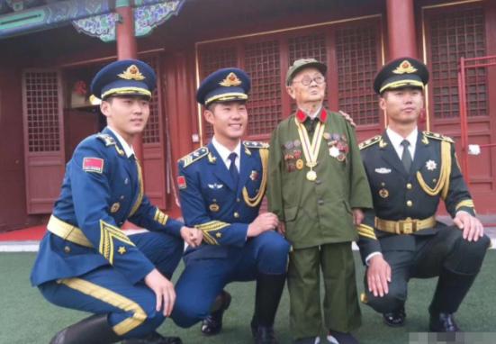 1939年，一个“小男孩”在街上碰见日军军官茨谷五雄，随后礼貌地鞠躬，然而，茨谷