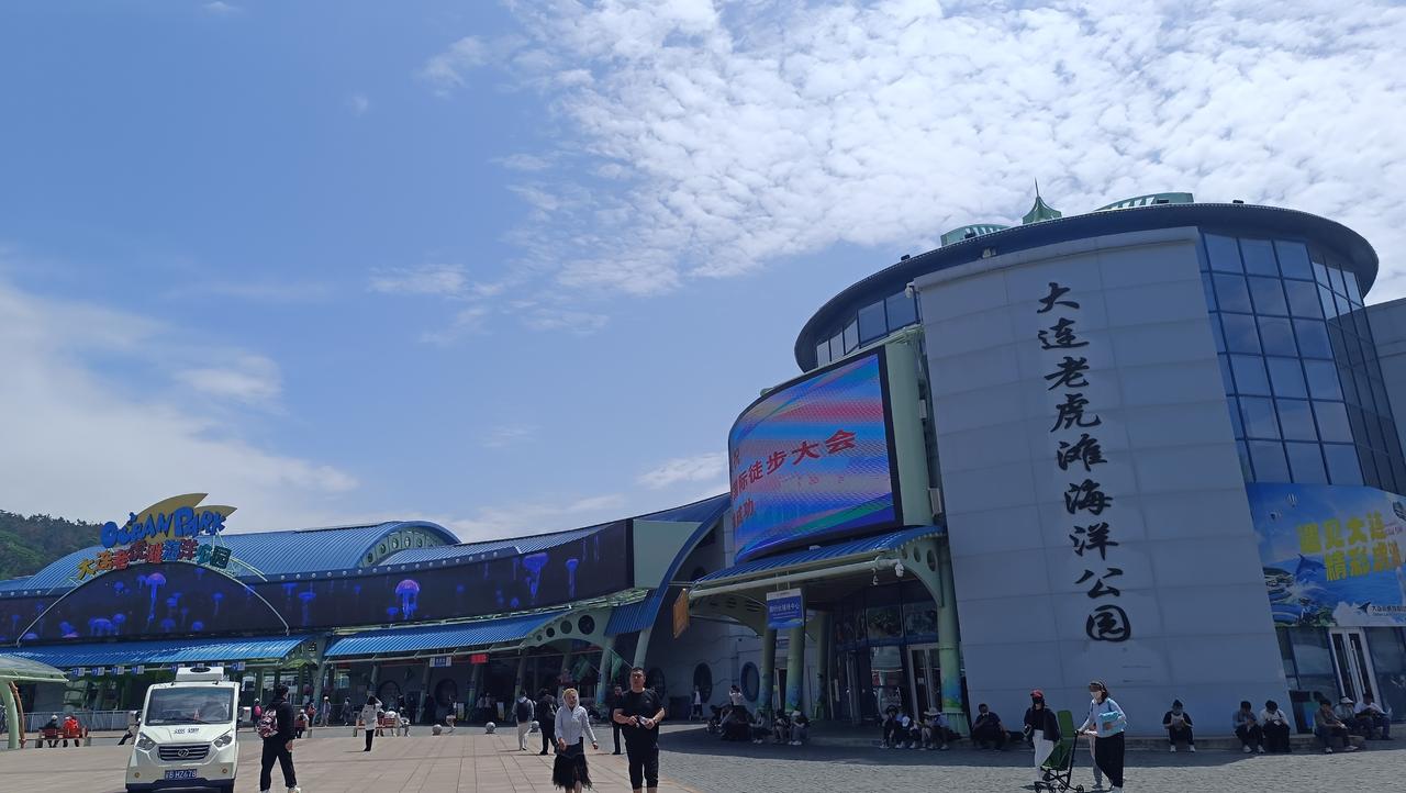 徒步大会继续，活动持续两天，开幕式在昨天，各大企业、团体也都在昨天参加，30公里