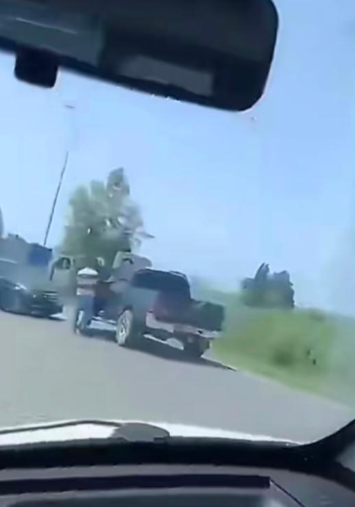 以军在公路上发现载有黎巴嫩真主党武装人员的车辆后，先是通过无人机喊话，要求真主党