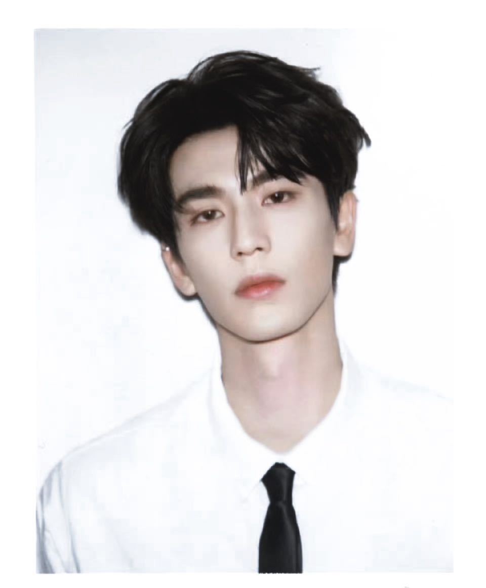 张凌赫的撕拉片又被热议了 人红是非多又开始了！网上说说就行了，现实中谁不想长成张