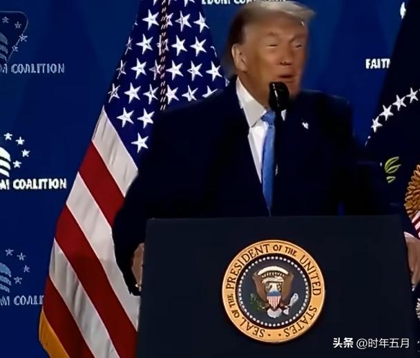 特朗普抱怨美国建国先贤在《独立宣言》没提到他，所以他非常不高兴。

很难理解他想