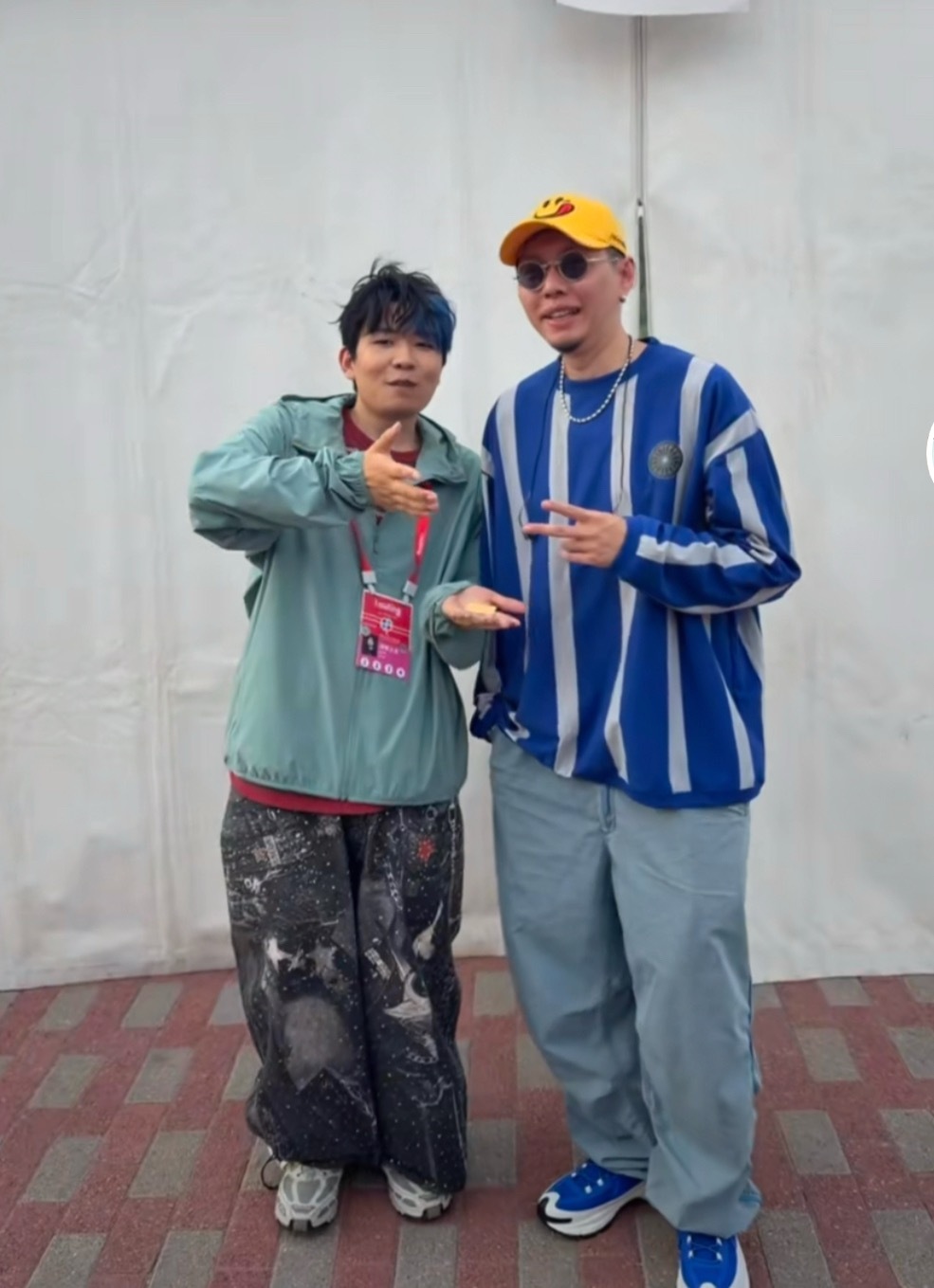 河南说唱之神晒出和蛋堡的合影，表示：他 造成了 我河南说唱之神