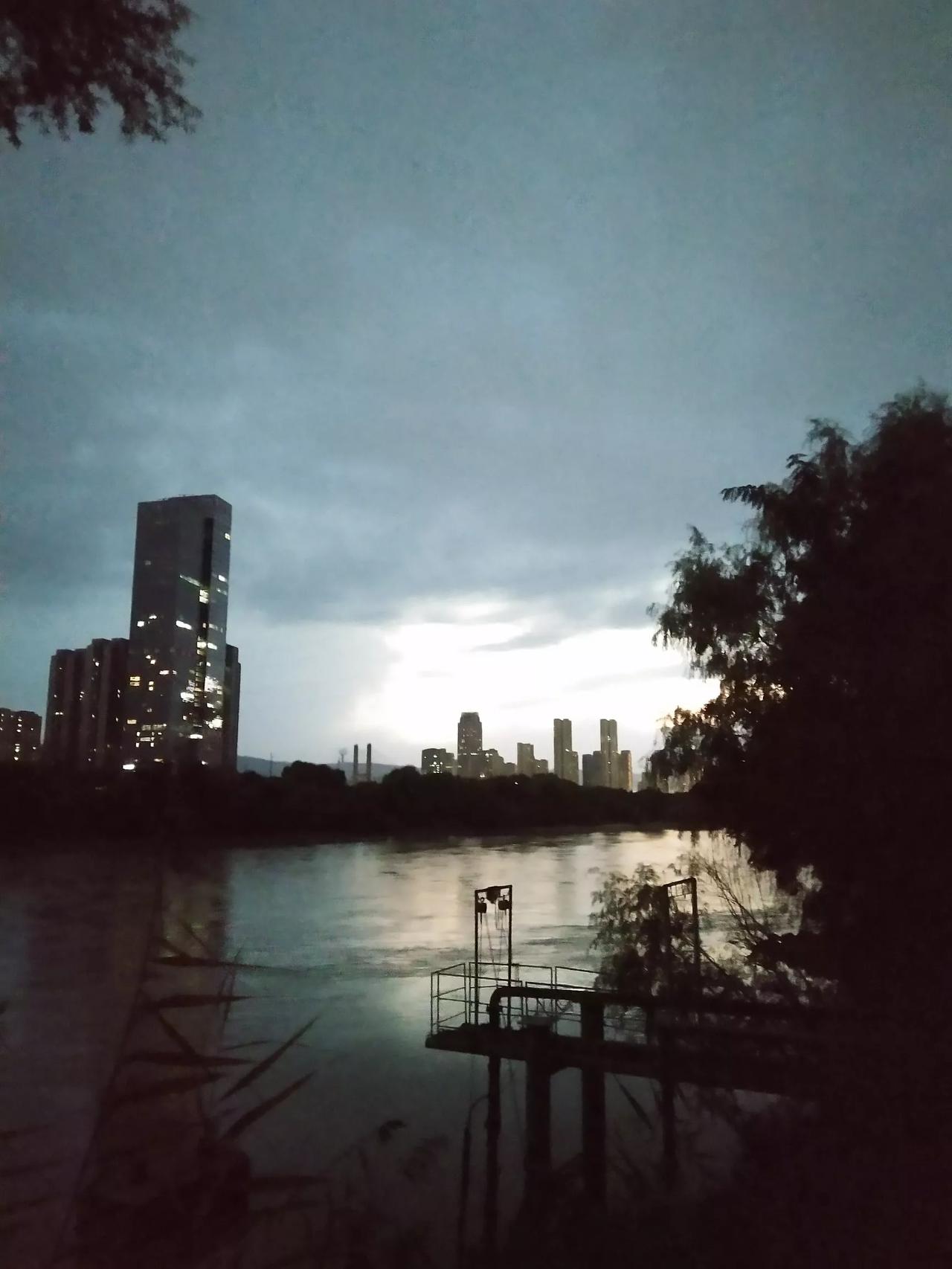 千古英雄，江山万里，风光无限。剑指蓝天，长空烈焰，傲啸人惊艳。凌云壮志，气冲霄汉