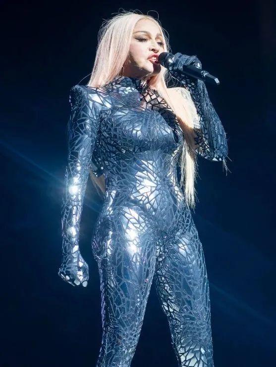 大美国娜娜麦当娜最新舞台造型！