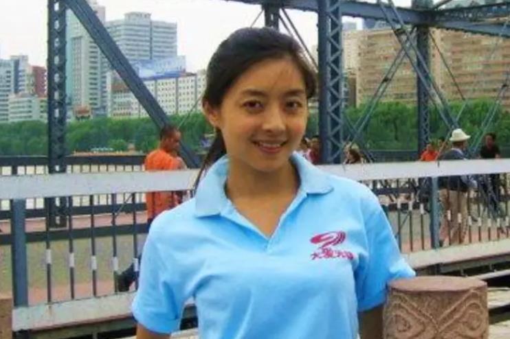 2015年，女主持人在偏僻路旁方便，不久后却仅剩一只高跟鞋和河堤旁的一处抓痕，人