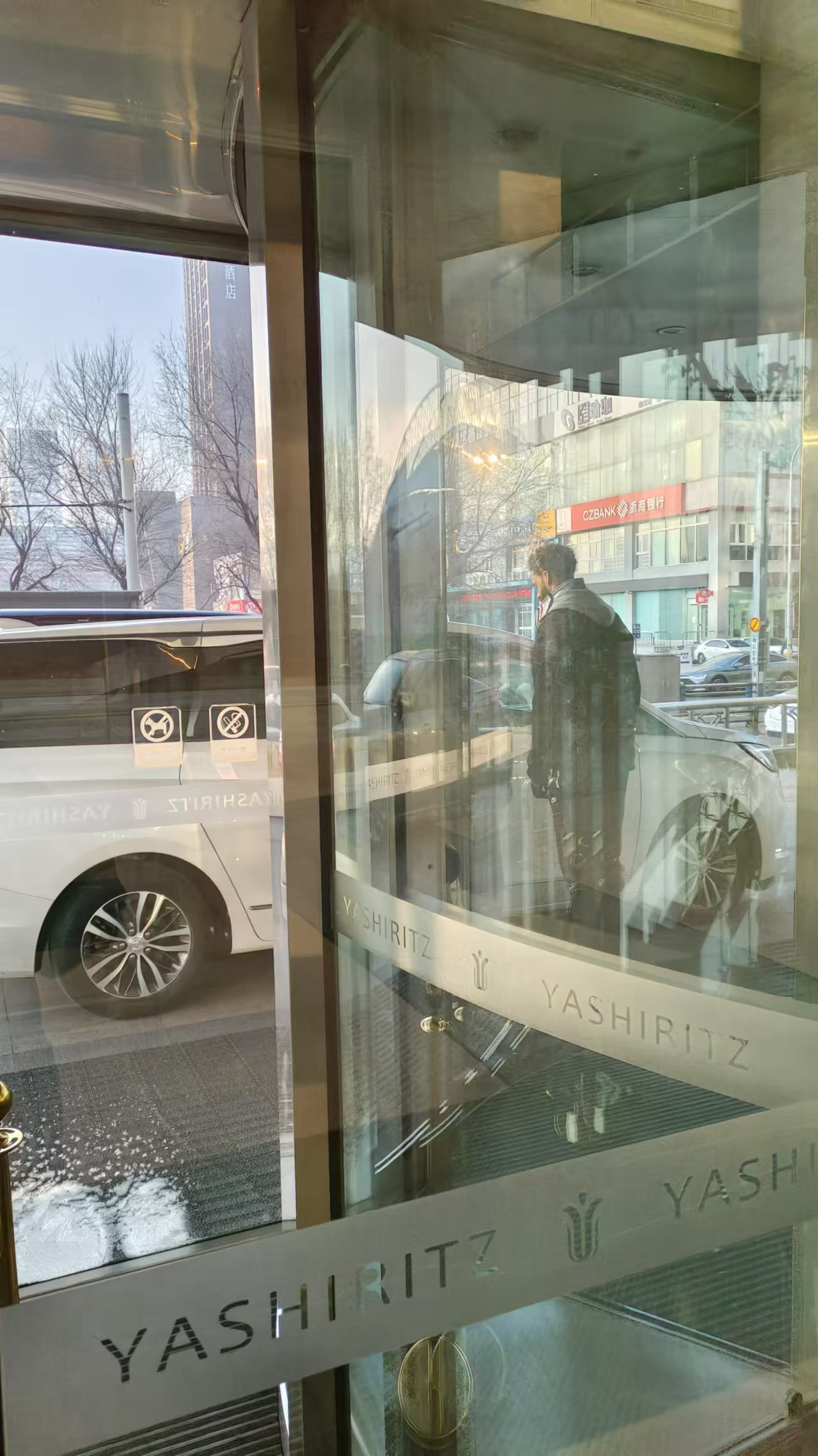 辽宁队新外援詹姆斯韦伯三世于今日凌晨一点抵达沈阳桃仙机场。睡了不到6个小时，韦伯