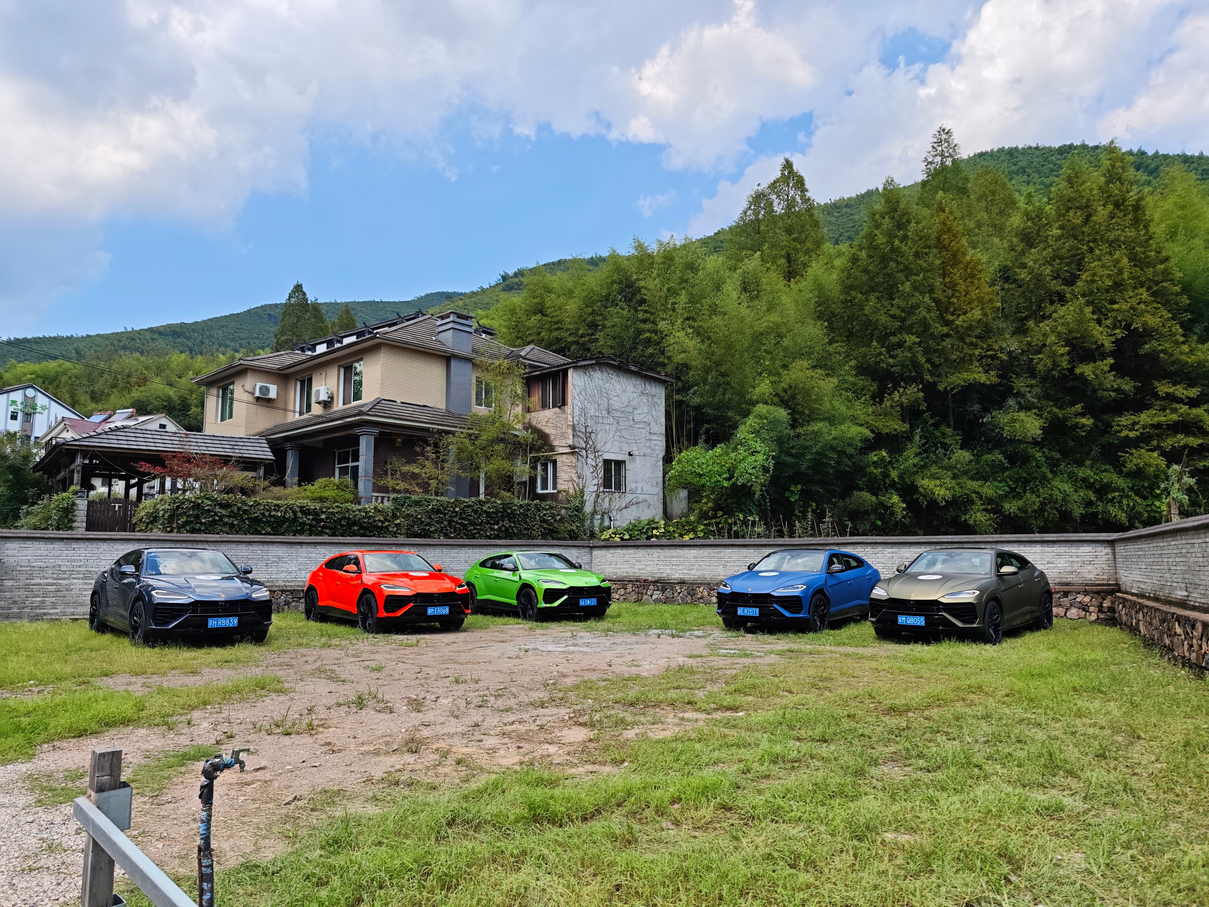 Urus SE的几款颜色：两款亮色Verde Selvans（图2）和Aranc