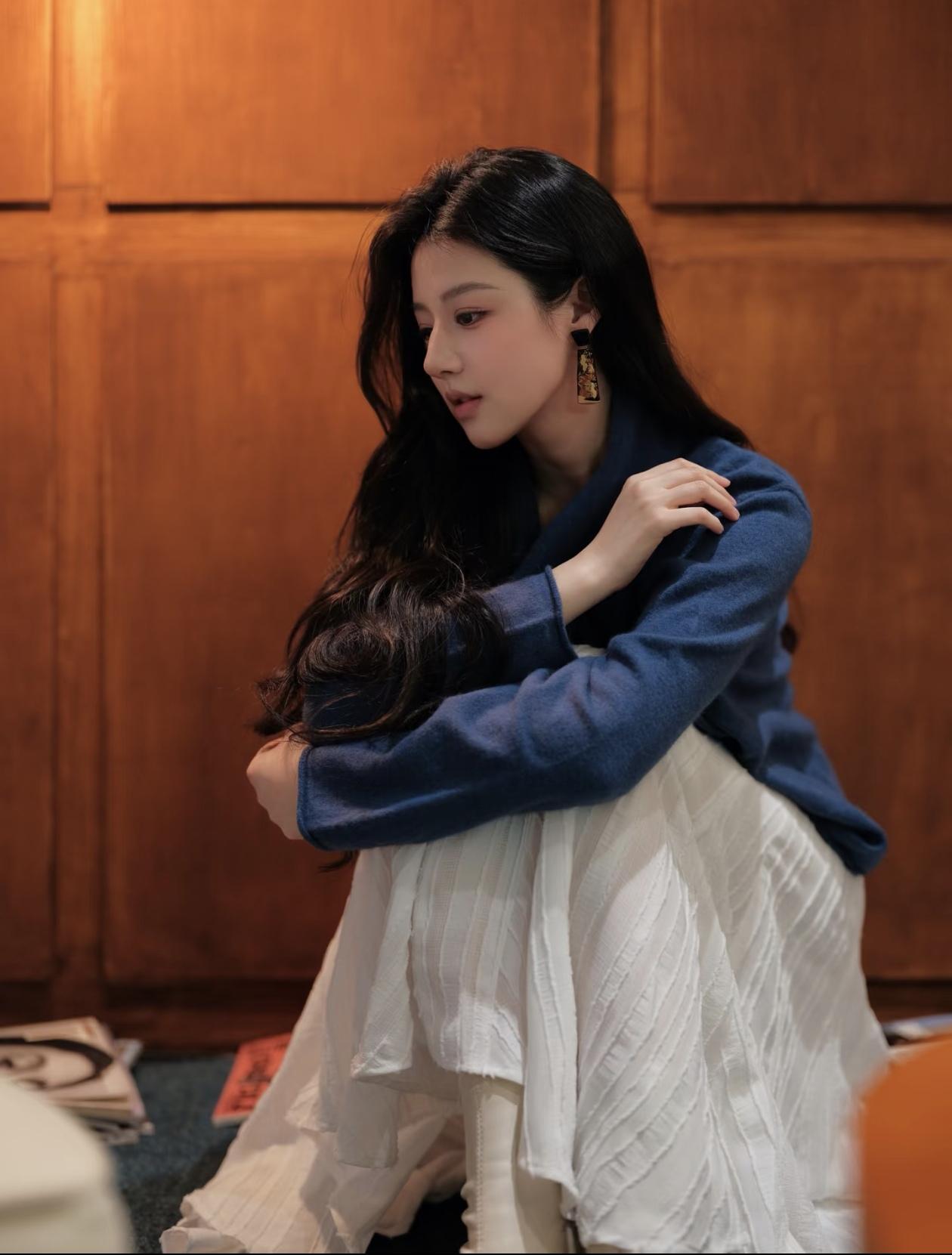 沉思的少女，静谧的氛围，暖色调的灯光，让人心旷神怡