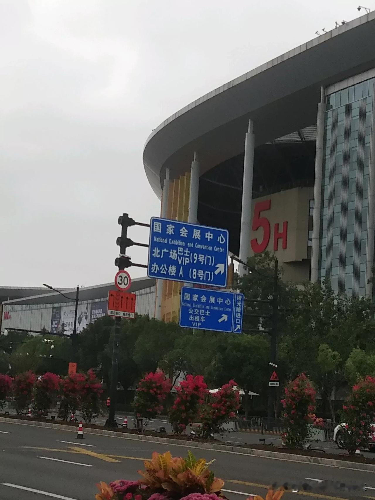 #人品重如山，良心比金贵！你认同吗#认同。我认识一位成功人士，不仅有坚毅的外表、