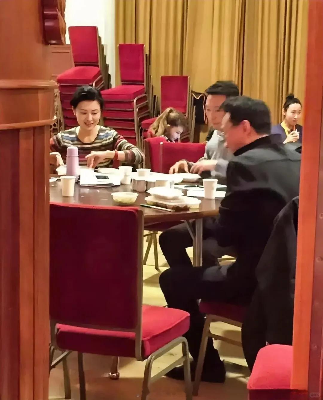 周涛、康辉在后台吃盒饭，不是山珍海味，也不是满汉全席，而是普普通通的盒饭。康辉旅