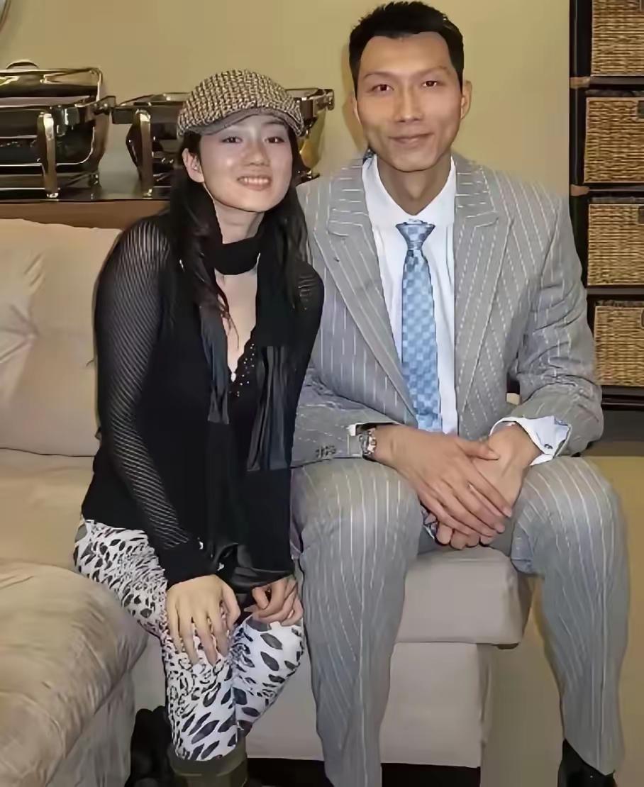 易建联身边的美女是谁？
她的身材很健硕，她的皮肤细腻光滑有光泽，她的演技精湛，绝