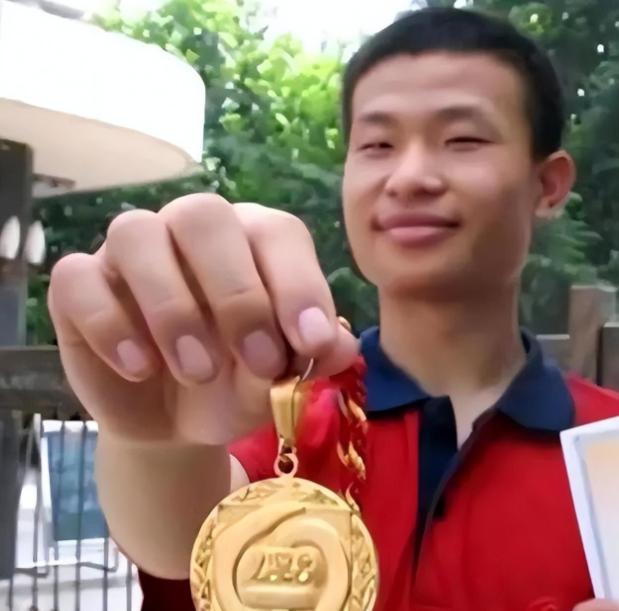 500 多名全球顶尖选手，6 道地狱级大题，全世界只有 3 个人拿到满分。其中一