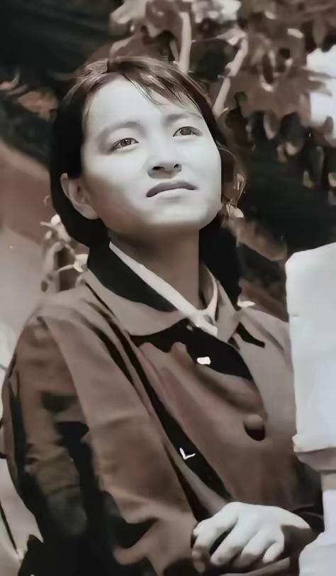 1995年，褚时健的千金，褚映群被警方带走，几个月后，完全失联的褚映群，居然在狱