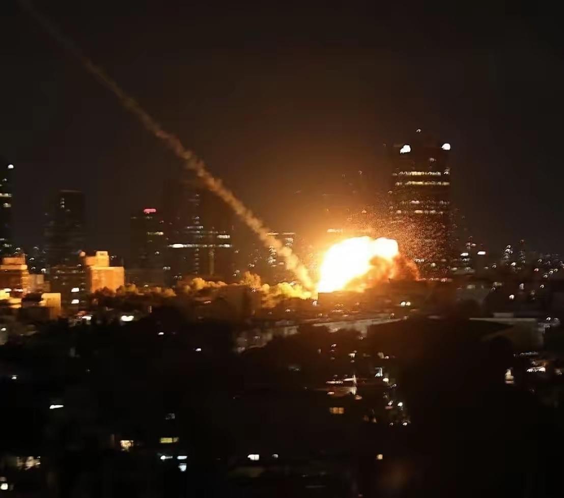 这绝不是运气，伊朗法塔赫-2高超音速导弹这是对以色列防空反导系统的绝对压制，快到