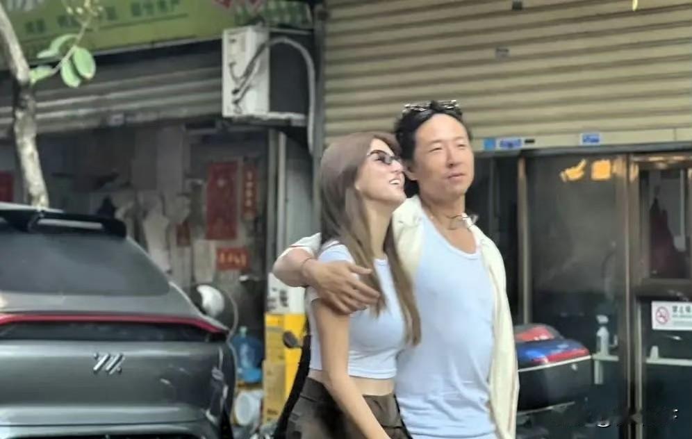 吴千语和施伯雄逛街被拍，两人结婚结婚两年相处亦如热恋的情侣。施伯雄罕见有了幸福肥