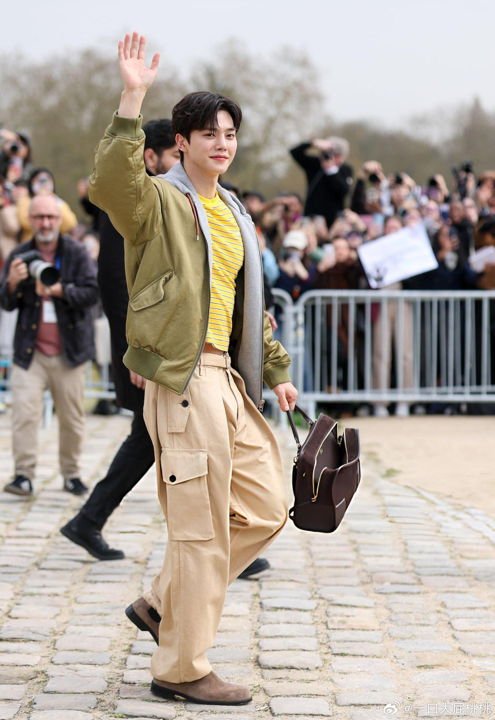 宋江亮相Loewe 2026秋冬时装周罗意威大秀 ，状态还行！巴黎时装周直击时尚