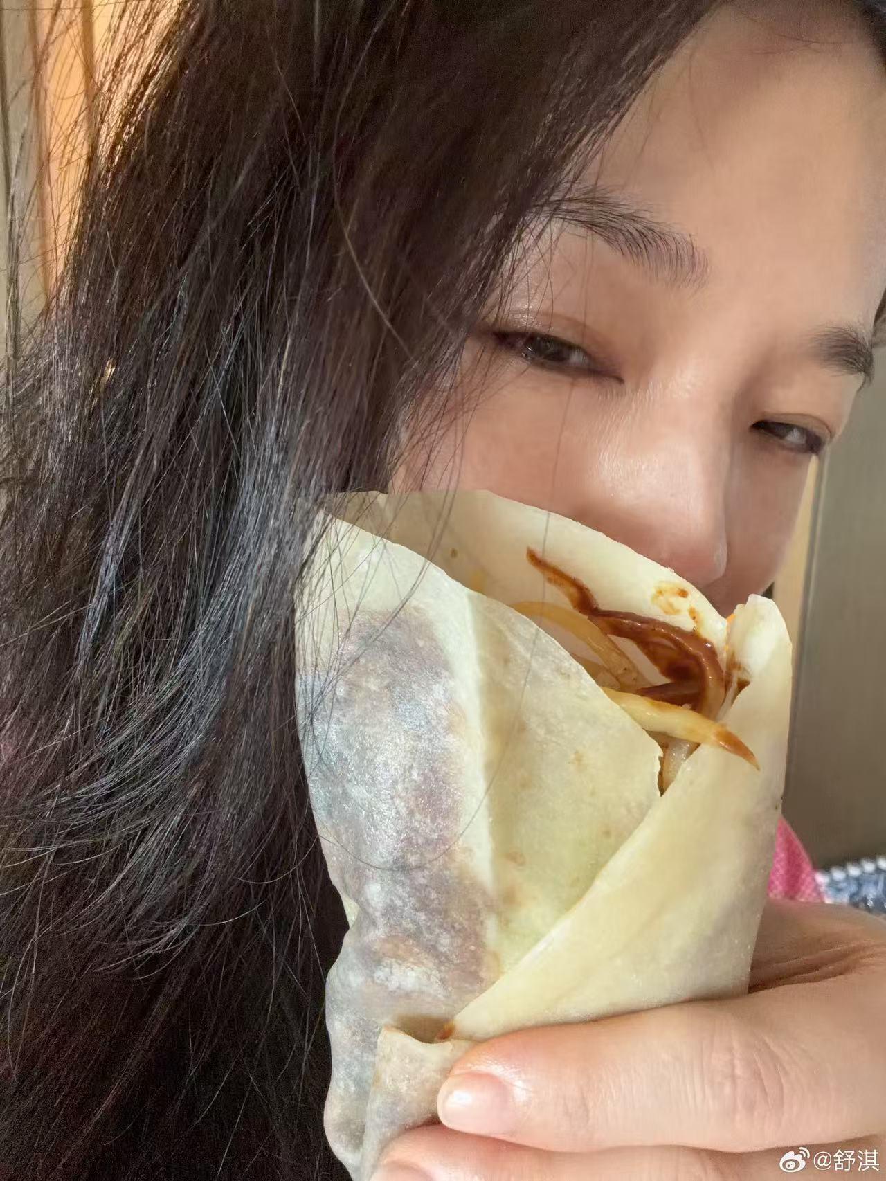 舒淇二月二晒美食，看的流口水了！
舒淇说今年是难得一遇的双龙同春，所以她必须要纪