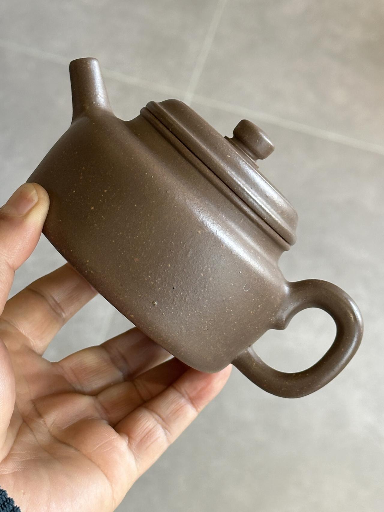 型体韵味能够打动玩家们的壶，一般泥料不是主要卖点，而是基础条件。如果把泥料作为主