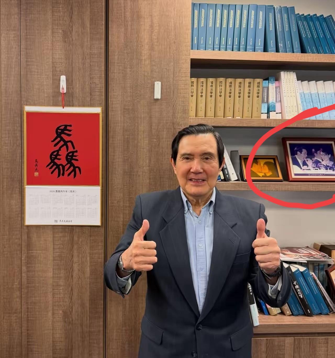 在马英九办公室的书架上，有一张照片比较让人忍俊不禁。就是我在第一张图片中标红的地