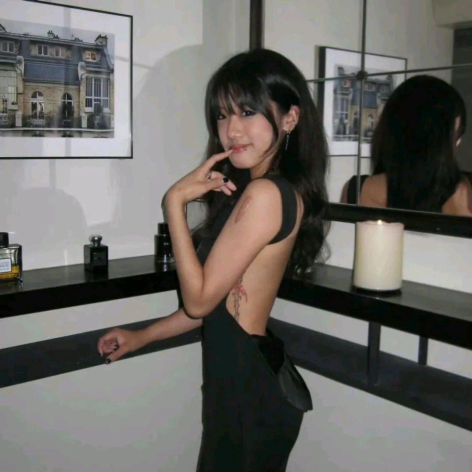 贾静雯大女儿梧桐妹这组粉色豹纹比基尼沙滩照可太有话题度了。照片里她戴唇环、有纹身