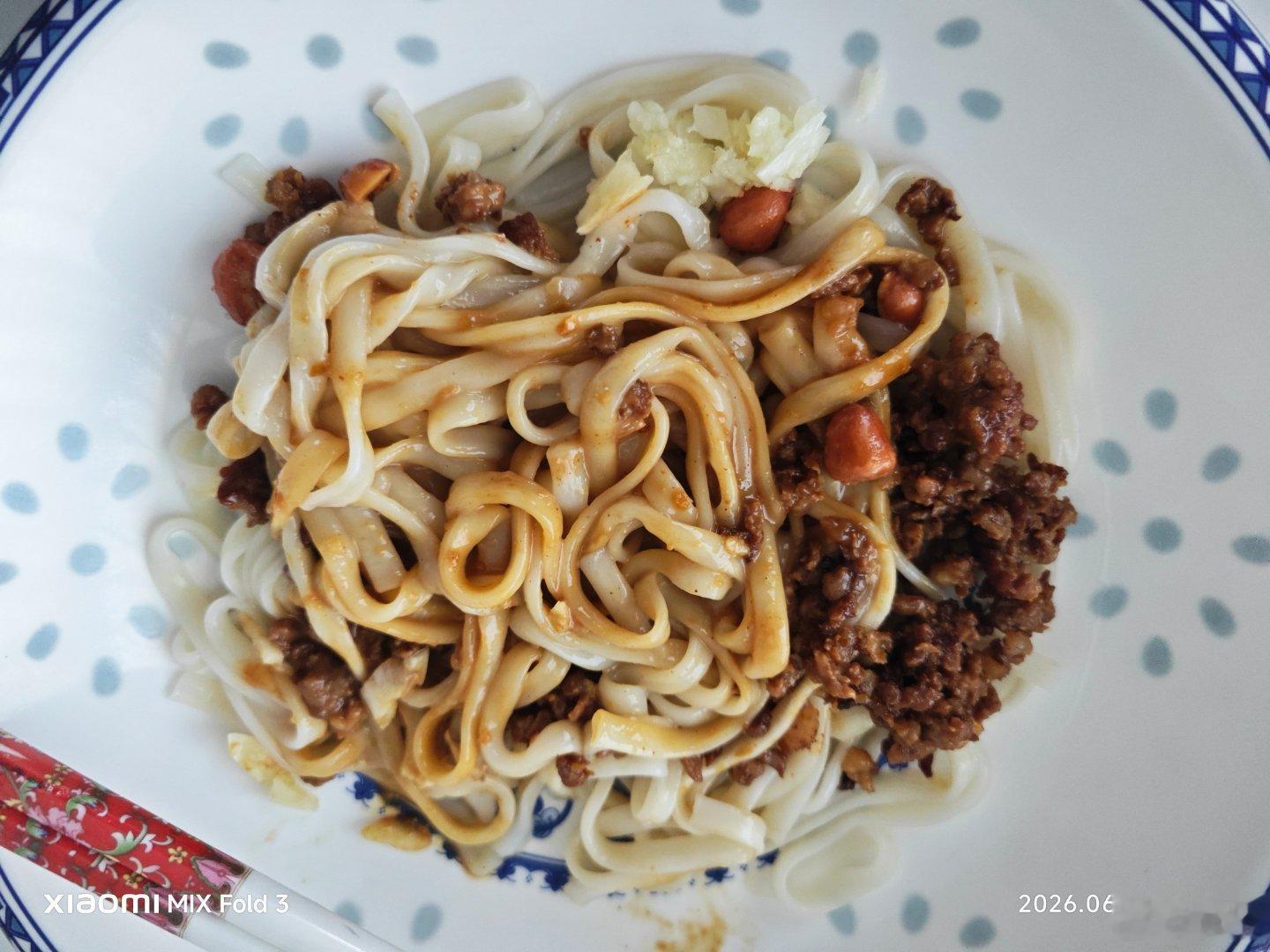 腊月馄饨清明蛋，立春饺子夏至面。 