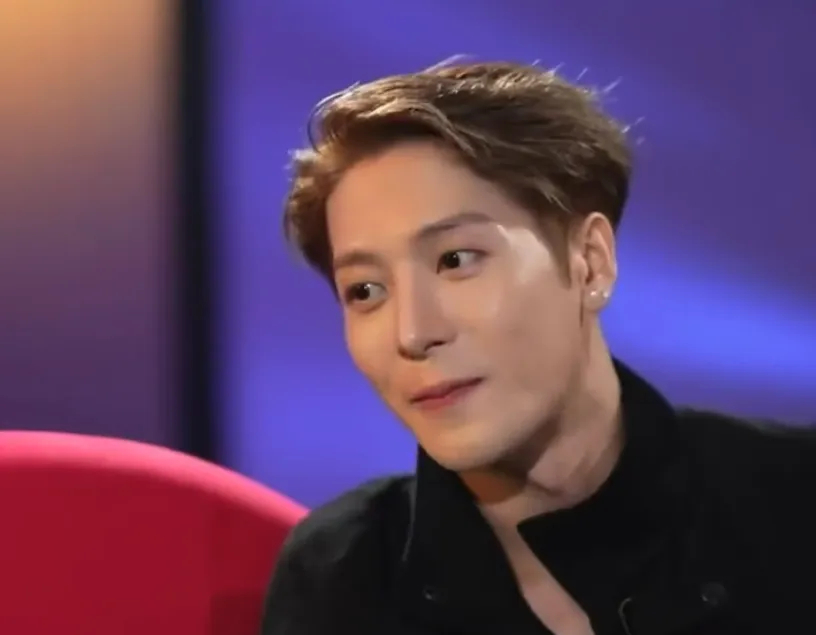 【#王嘉尔曾把邮箱名改成女友名字#】#王嘉尔说曾把零花钱全花在感情上# 近日，黎