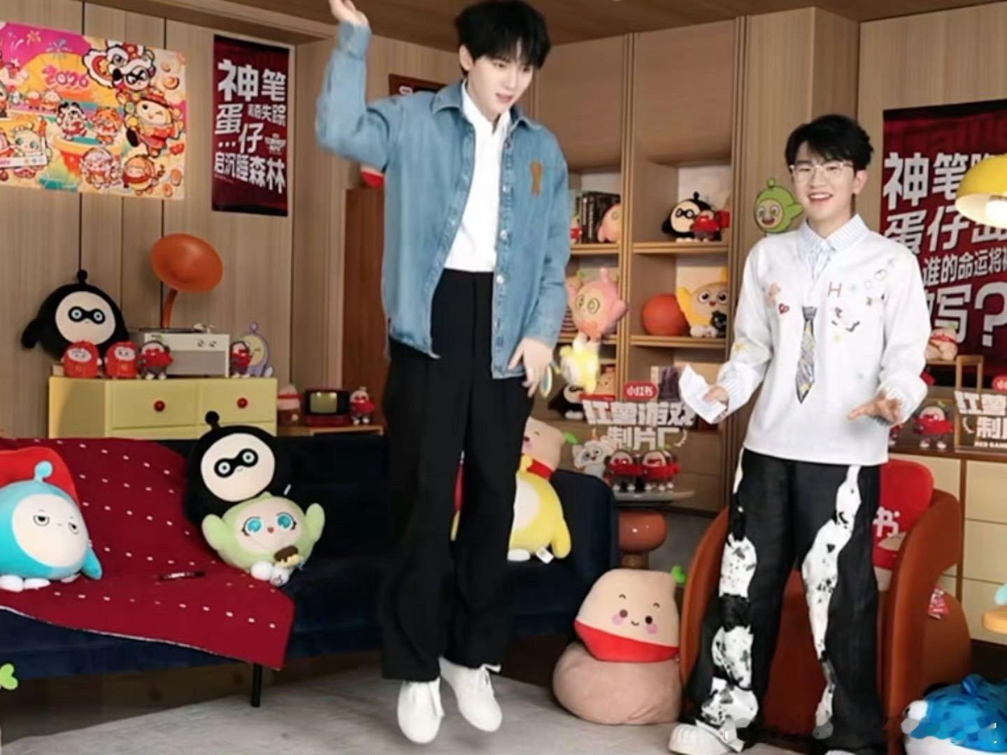 周翊然直播 周翊然直播最后给粉丝送新年祝福，说着说着自己先感动了，眼眶红红地叮嘱