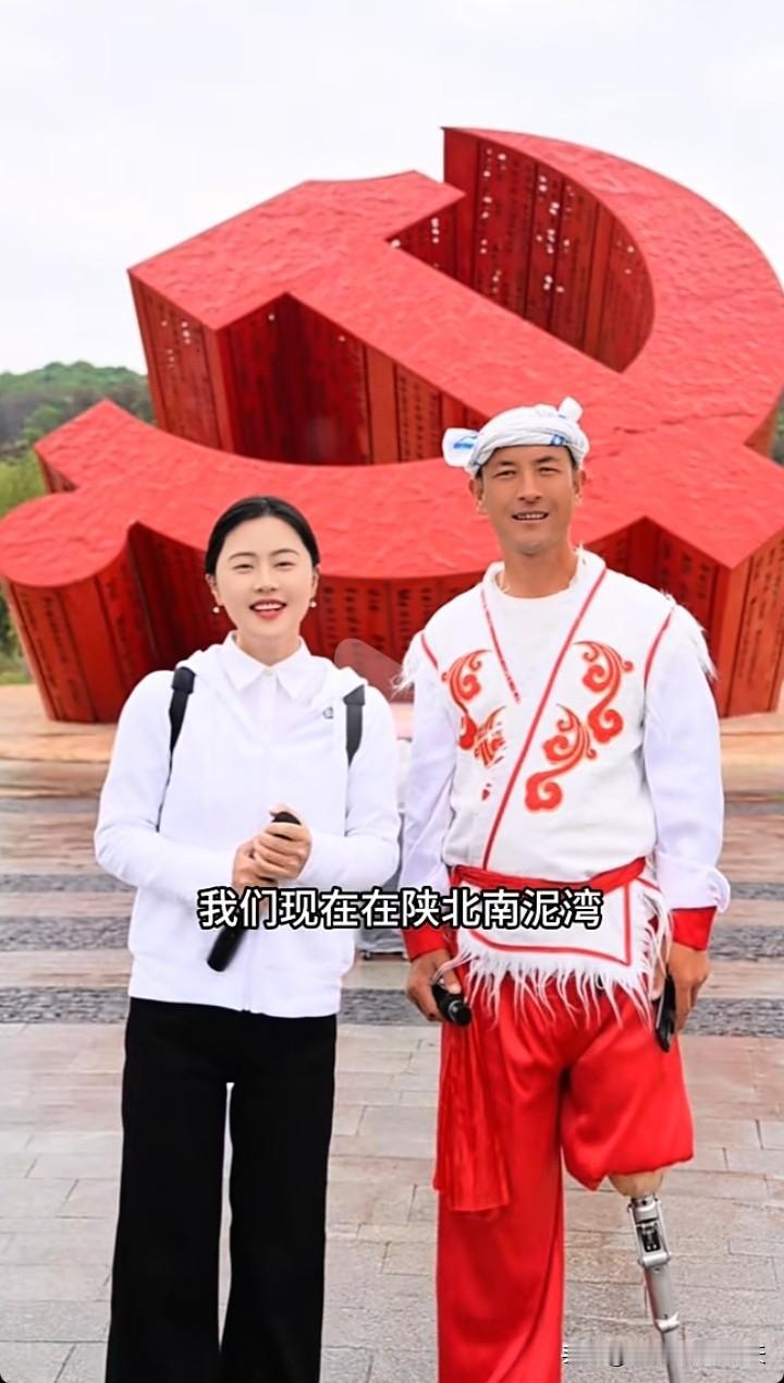 五一劳动节这天，女博士相宜在陕北南泥湾和路人共同唱响陕北民歌《南泥湾》。
南泥湾