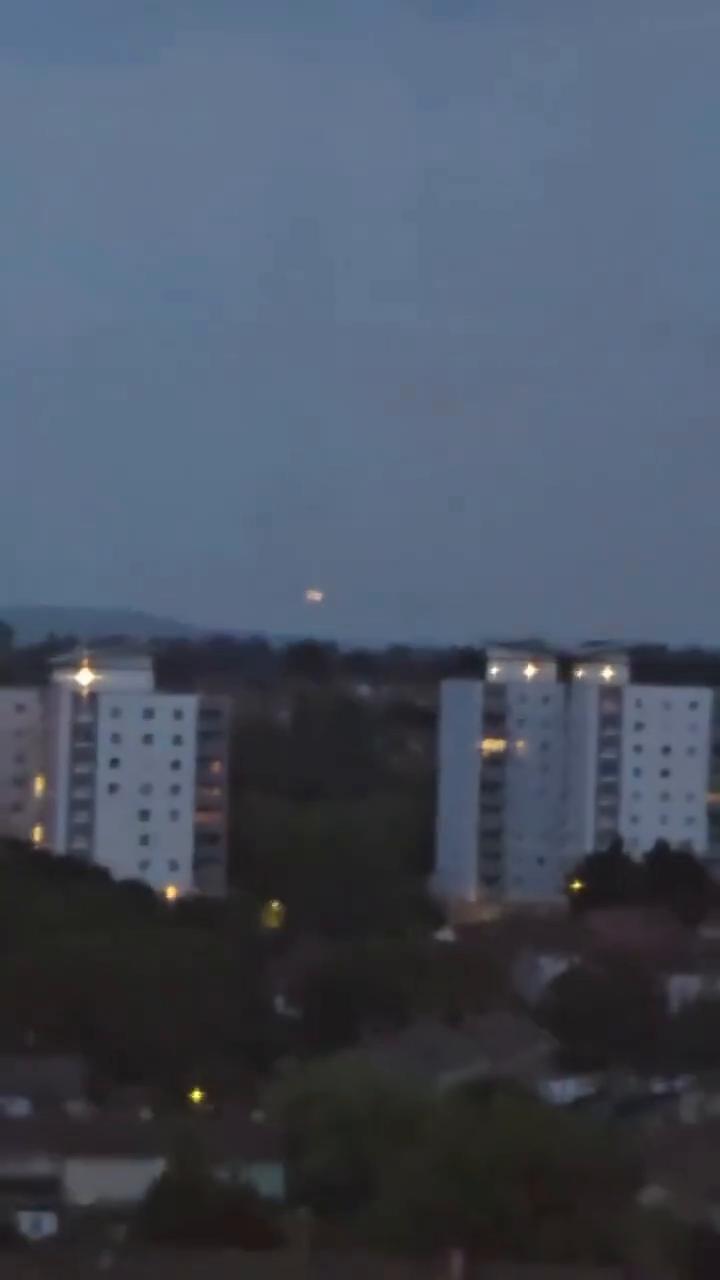 can you see who it is？it's poor at all，s