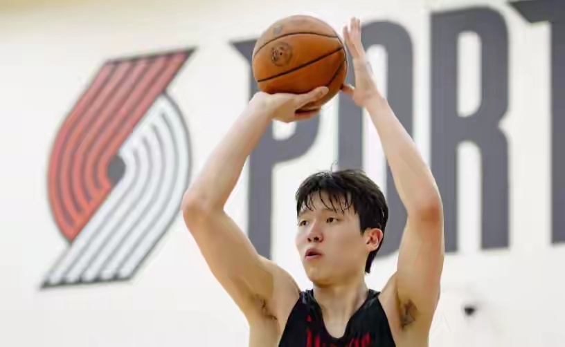 杨瀚森将于北京时间8月9日再次启程，继续备战NBA新秀赛季！这次不但要参加开拓者