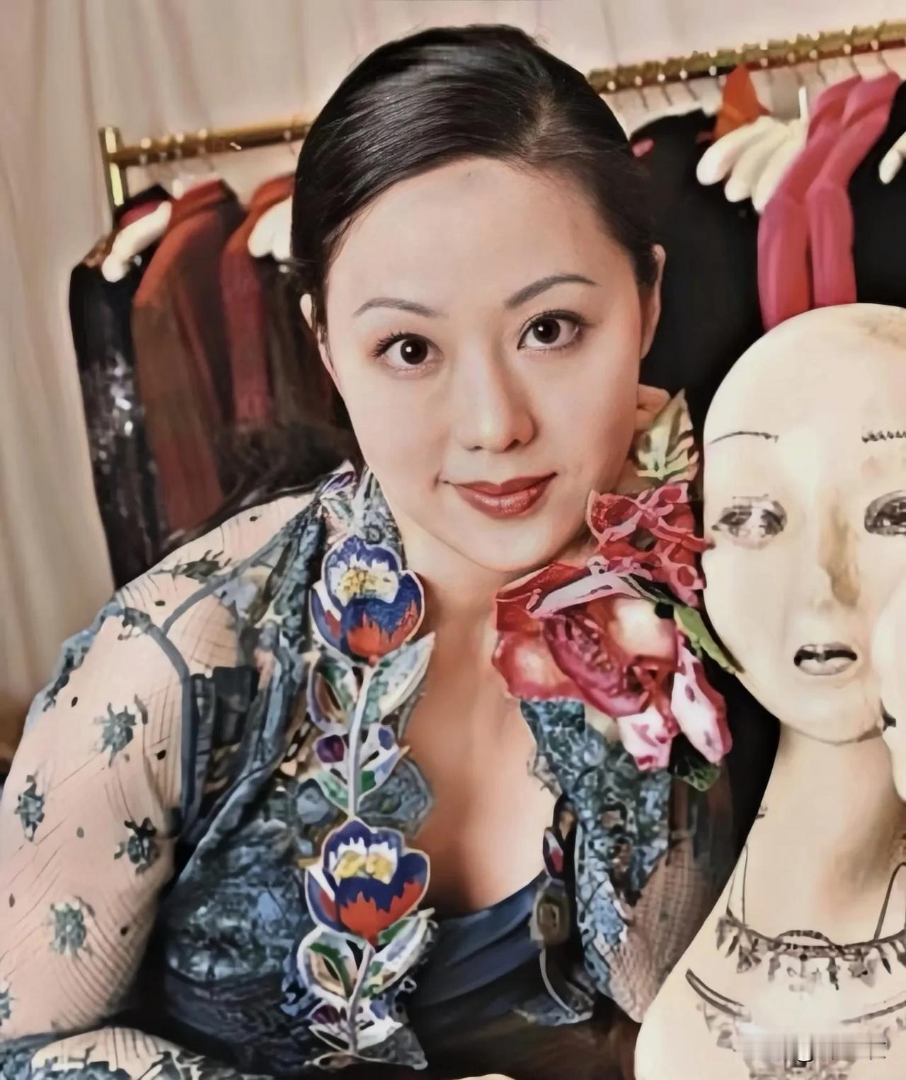 章小蕙年轻的时候太娇艳了，可是大家都恨不得撕碎她的翅膀看她狼狈的样子，然后说，她