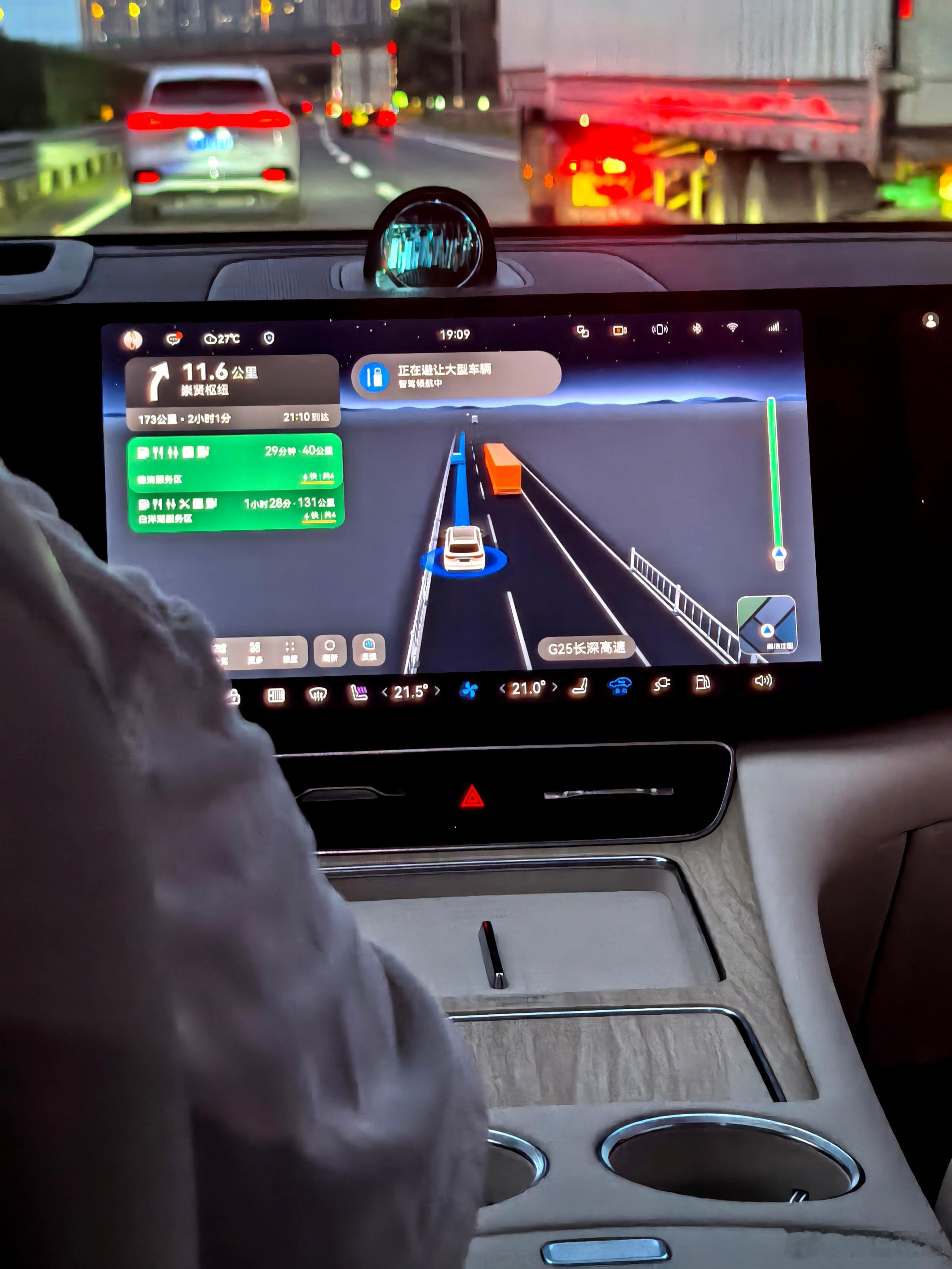 问界M8是有点东西在的，路上遇到大车，它自己就避开了，安全感满满 问界m8我和汽