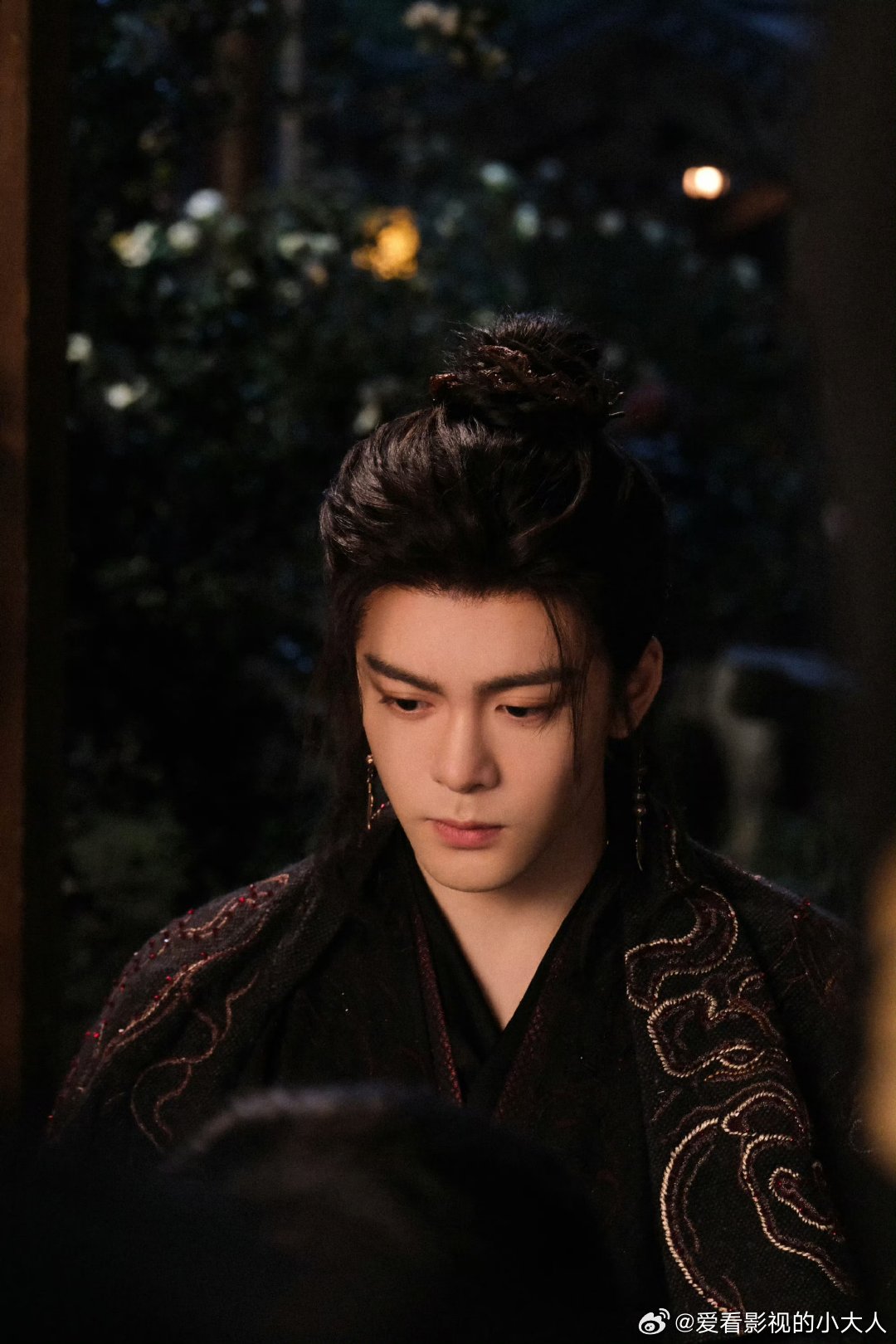 曾舜晞武拾光二创卷起来了曾舜晞新剧《月鳞绮纪》这才播出几集，武拾光二创已经卷起来