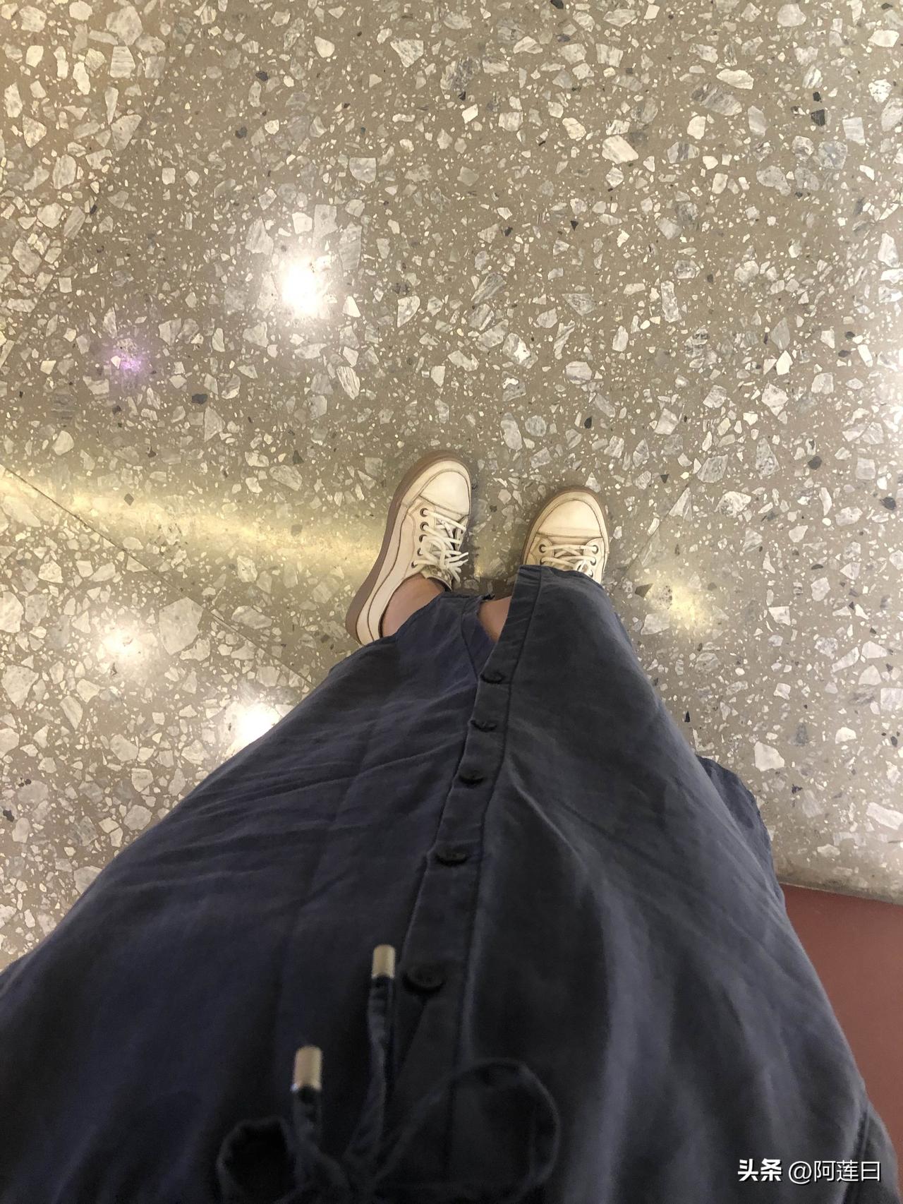 现在的老人放的开，是因为手头宽裕了；现在的儿女想的开，是因为不想找那个累了。
