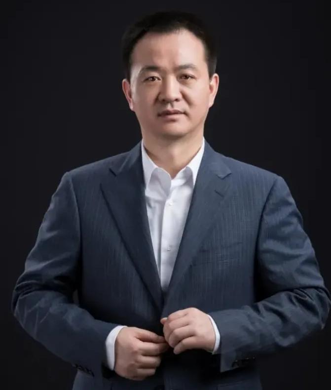 说实话，俞发祥放在浙商里，真算是草根逆袭的代表人物
从白手起家，到手里握着好几家