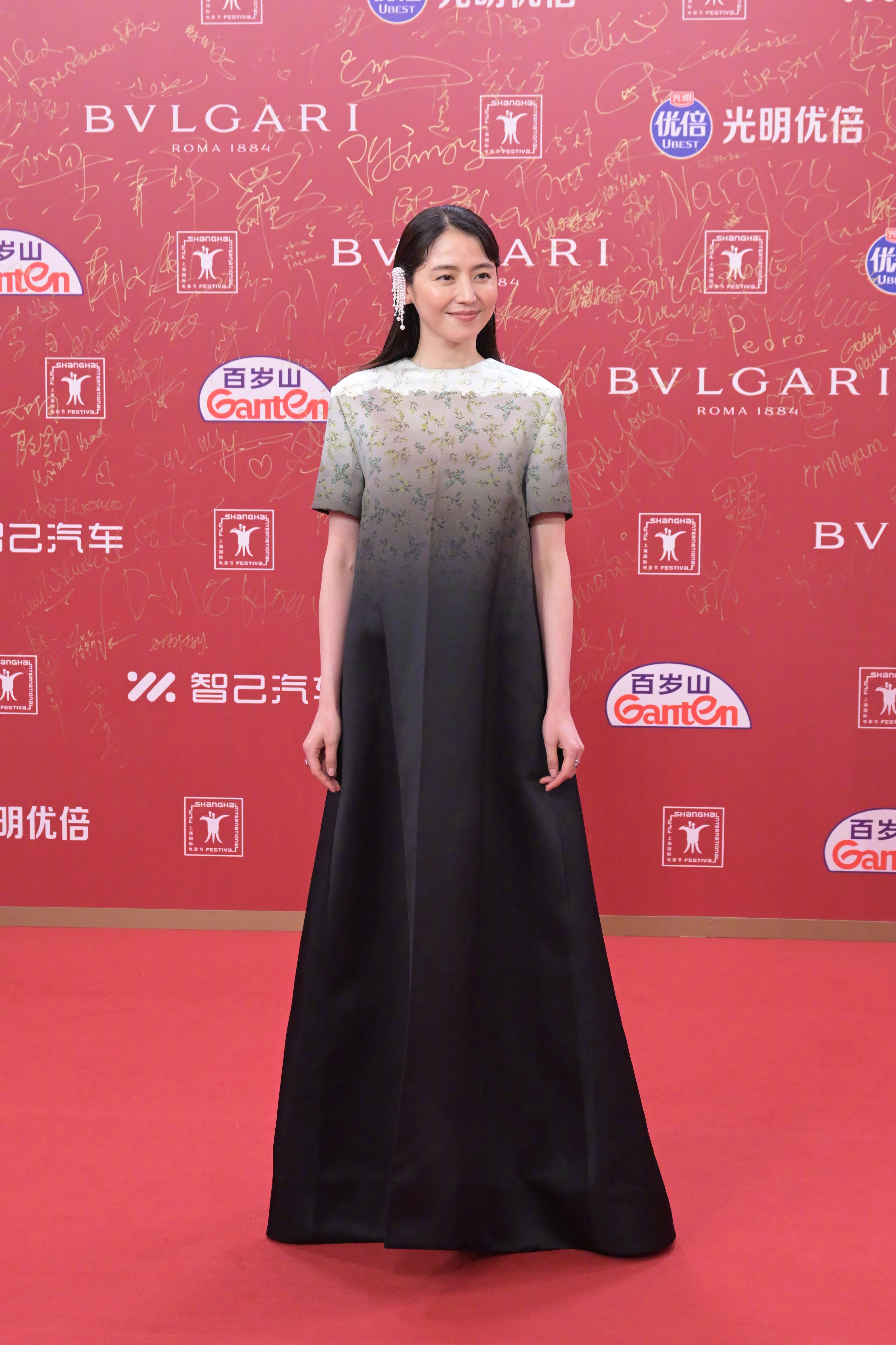 长泽雅美亮相上影节红毯电影《人偶之家》导演矢口史靖，主演长泽雅美携片中的人偶“女