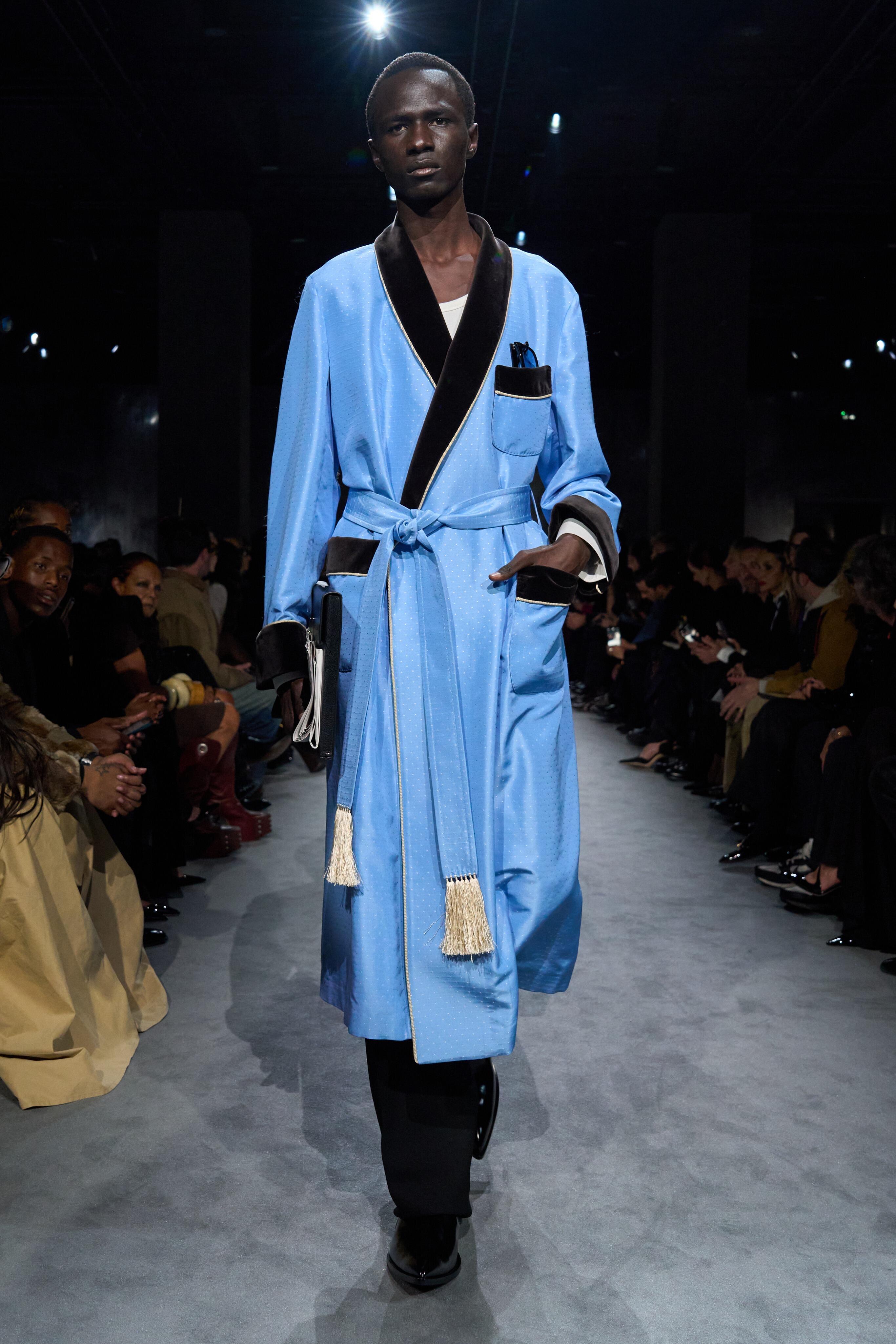 于适这件衣服看模特我真的觉得像睡袍，但是被于适穿的好高级！ 