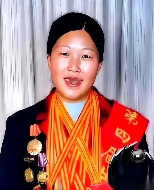 1985年，陕西一个叫殷玉珍的姑娘，19岁，被父亲一句话，嫁进了毛乌素沙漠。
她