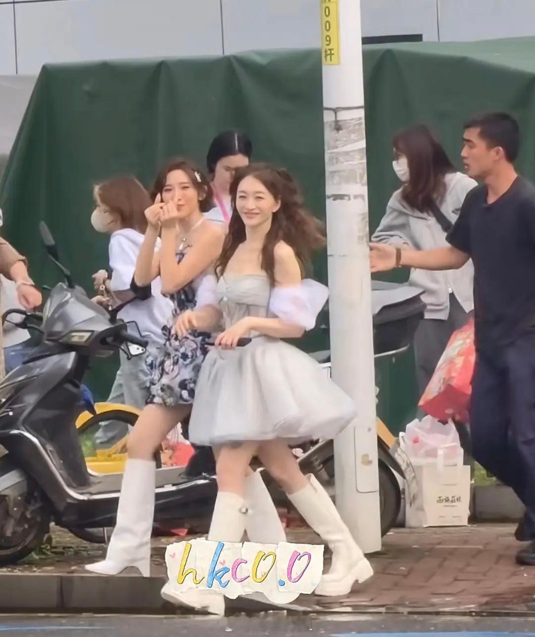 李小冉的一公造型来咯 50岁这样，真是老天赏饭啊 