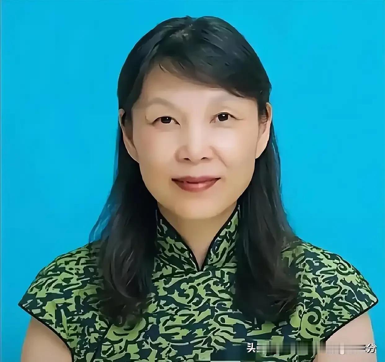 如今总算懂了，当年14岁的宗馥莉远赴美国求学，陪在她身边的为何是杜建英而非母亲施